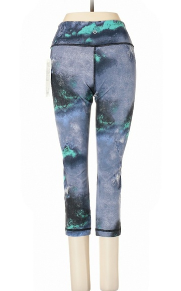 NWT Lululemon Wunder Under Crops size 4 - Picture 2 of 3